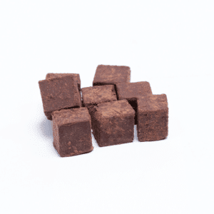 Truffe Kissmi — texture fondante cacao cru Criollo non torréfié, pépites de spiruline visibles, sans beurre sans crème, dégustation chocolat cru