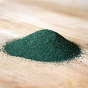 Poudre de spiruline solidaire Akal — couleur vert foncé intense signe d'une phycocyanine préservée, texture fine pour mélange facile